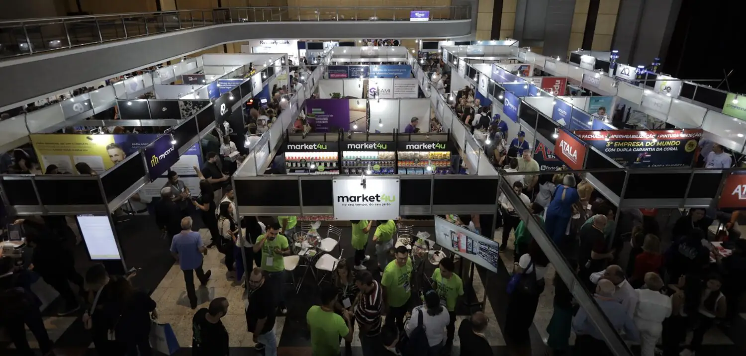 Feira e congresso da CONASI com estandes e público